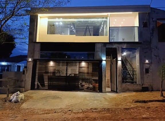 Vivienda de dos plantas iluminada al anochecer