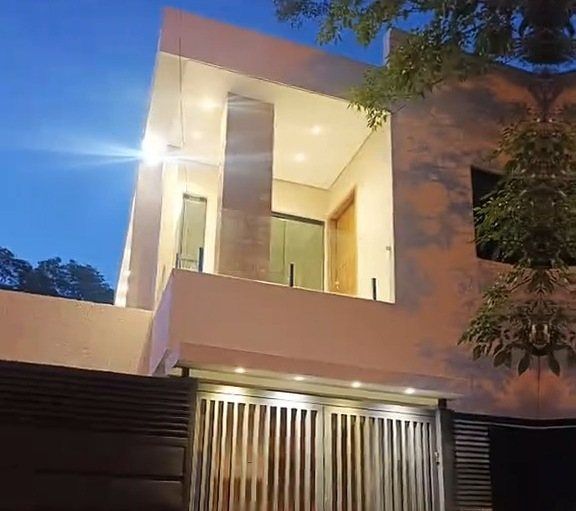 Fachada moderna con luces empotradas