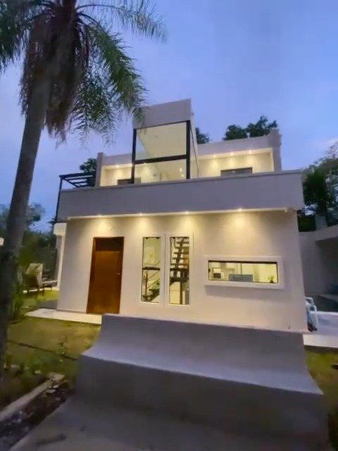 Vivienda con palmeras al atardecer