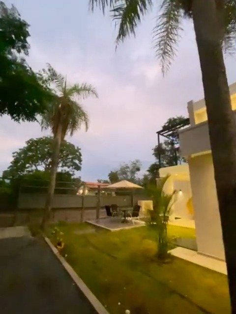 Jardín y fachada iluminada al atardecer