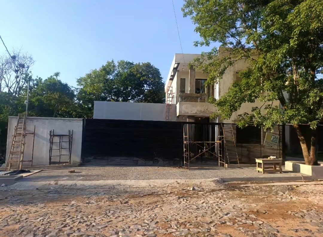 Frente de vivienda blanca terminada