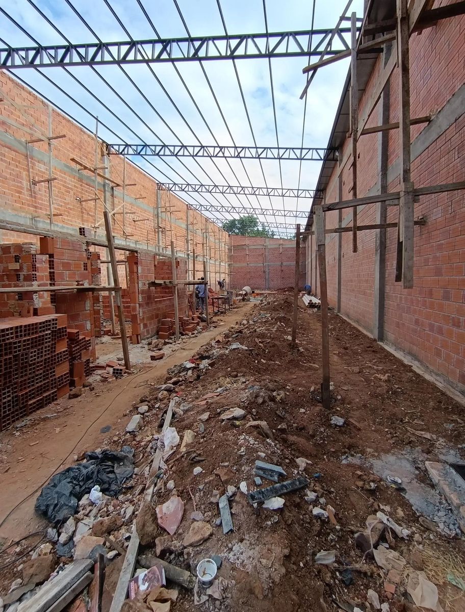 Interior de un tinglado en obra con cerchas de acero